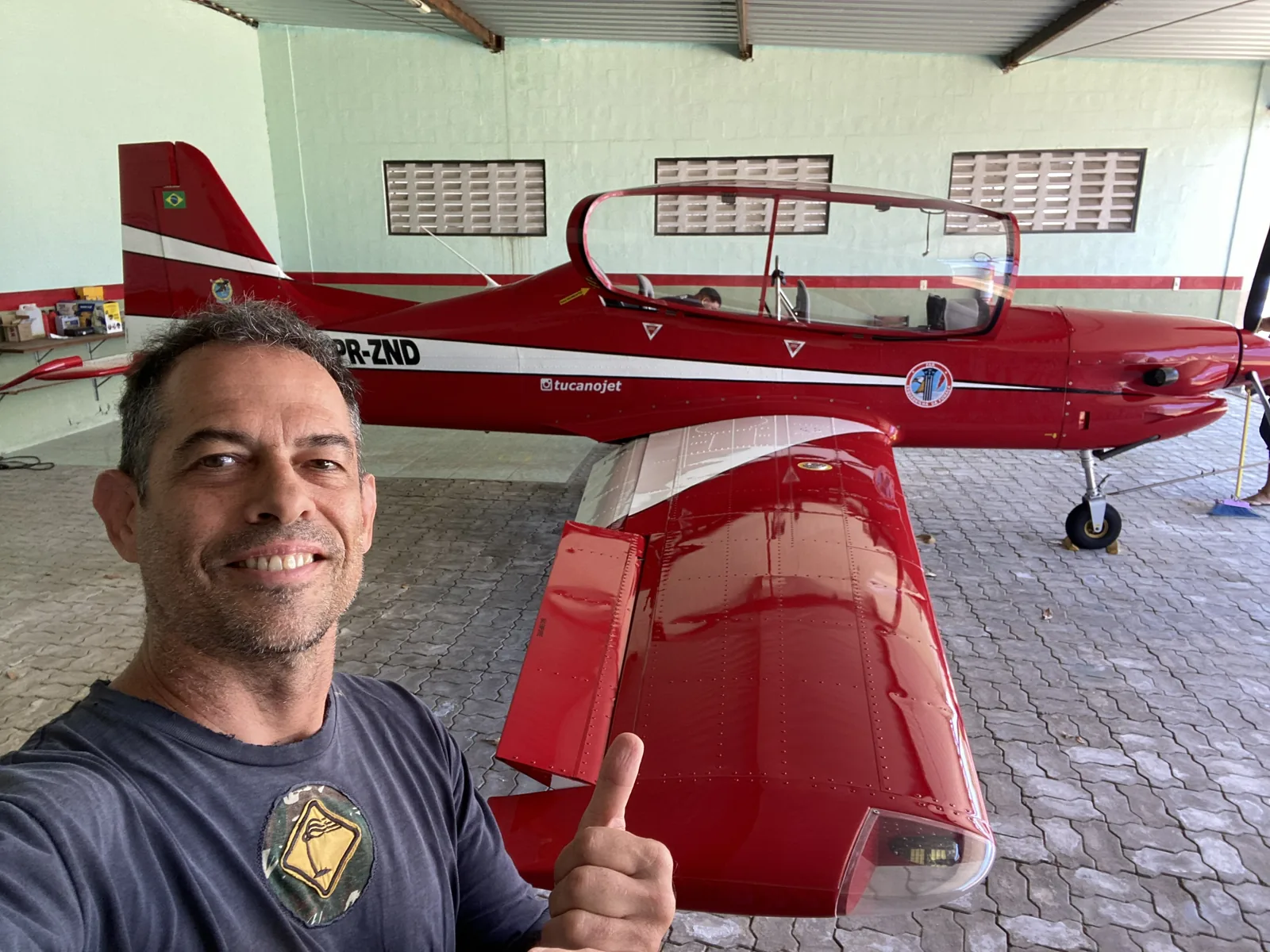 Dudu Mazzocato with the Tucano replica in the hangar